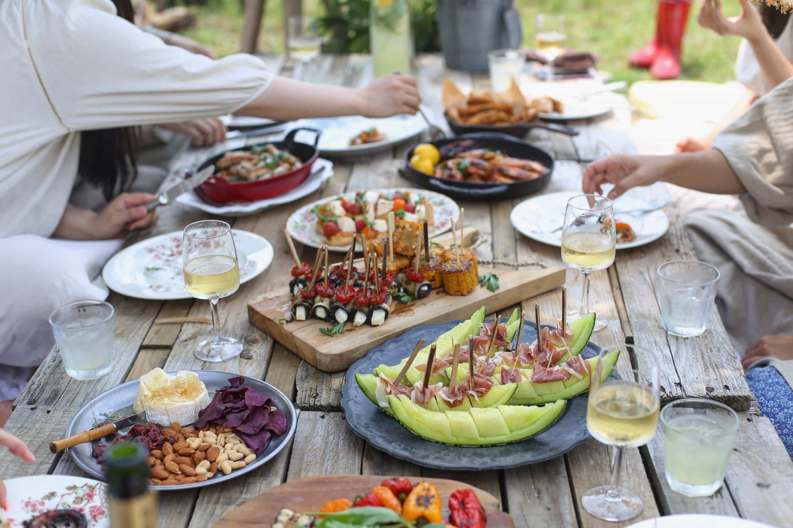 Lune sommeraftner, kolde drinks og gode venner