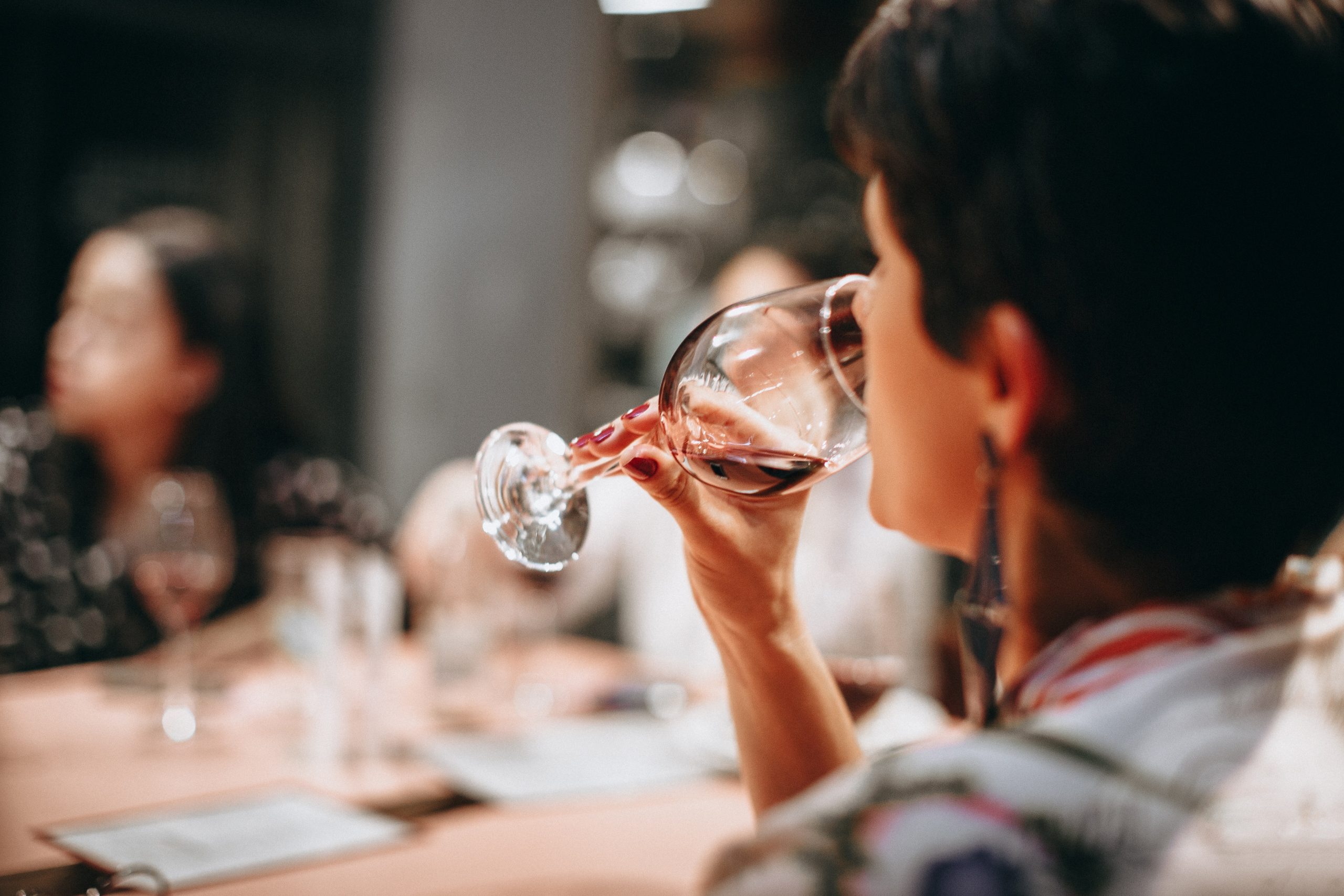 Sådan smager du på vin som en professionel
